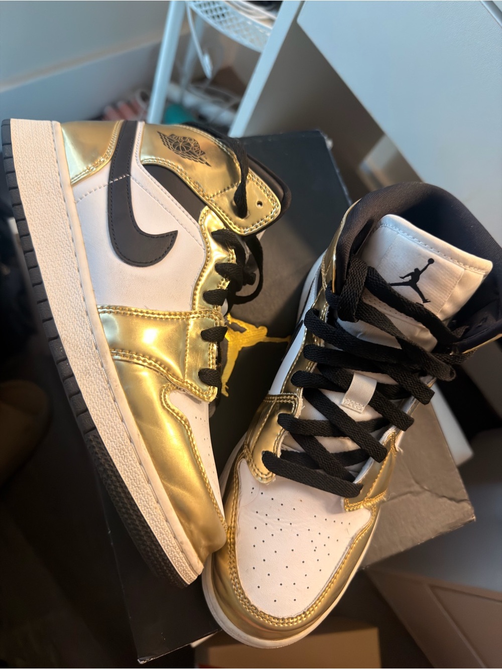 Air Jordan 1 Mid SE GS 'Metallic Gold'